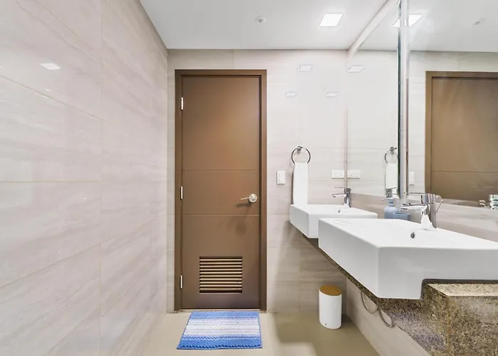 Luxury 1 2 & 3br Bay Sunset View ,near Okada, Moa & Airport , Free Parking Apartment