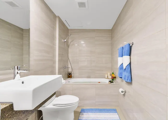 Luxury 1 2 & 3br Bay Sunset View ,near Okada, Moa & Airport , Free Parking *