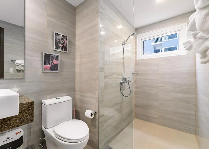 Luxury 1 2 & 3br Bay Sunset View ,near Okada, Moa & Airport , Free Parking Apartment