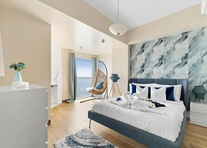 Luxury 1 2 & 3br Bay Sunset View ,near Okada, Moa & Airport , Free Parking * Manila