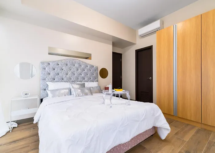 Luxury 1 2 & 3br Bay Sunset View ,near Okada, Moa & Airport , Free Parking Apartment