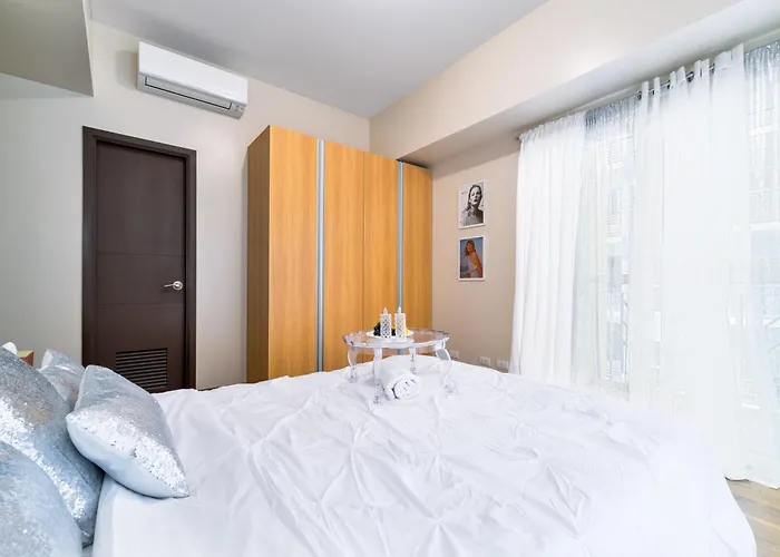 Luxury 1 2 & 3br Bay Sunset View ,near Okada, Moa & Airport , Free Parking