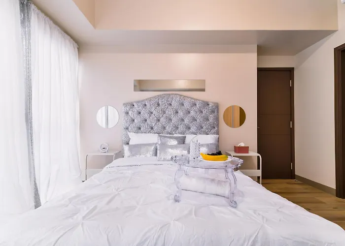 Luxury 1 2 & 3br Bay Sunset View ,near Okada, Moa & Airport , Free Parking