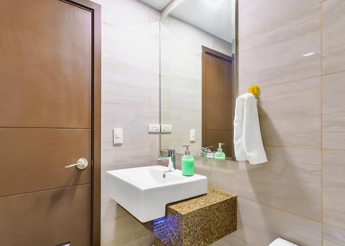 Luxury 1 2 & 3br Bay Sunset View ,near Okada, Moa & Airport , Free Parking