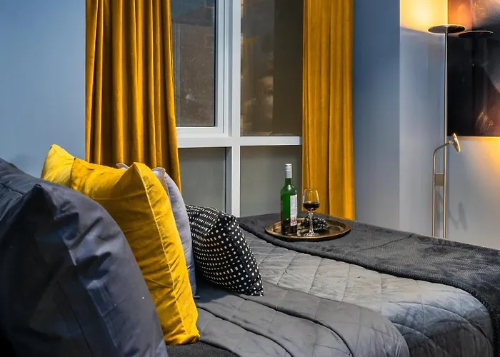 Luxury 1 2 & 3br Bay Sunset View ,near Okada, Moa & Airport , Free Parking Apartment Manila