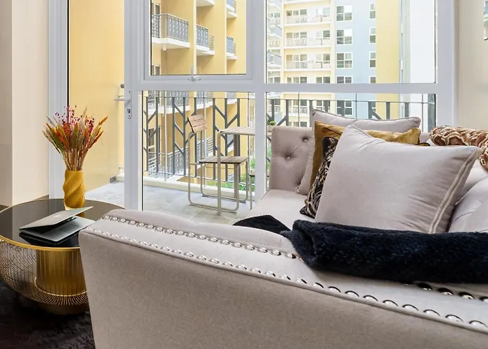 Luxury 1 2 & 3br Bay Sunset View ,near Okada, Moa & Airport , Free Parking Apartment *