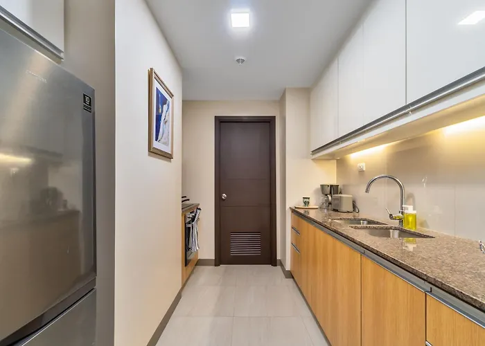 Luxury 1 2 & 3br Bay Sunset View ,near Okada, Moa & Airport , Free Parking Manila