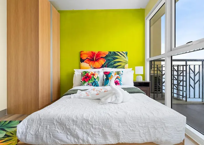 Luxury 1 2 & 3br Bay Sunset View ,near Okada, Moa & Airport , Free Parking *