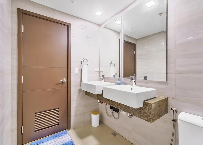 Luxury 1 2 & 3br Bay Sunset View ,near Okada, Moa & Airport , Free Parking Apartment
