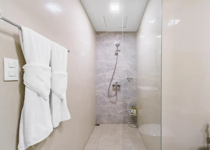 Apartment Luxury 1 2 & 3br Bay Sunset View ,near Okada, Moa & Airport , Free Parking *