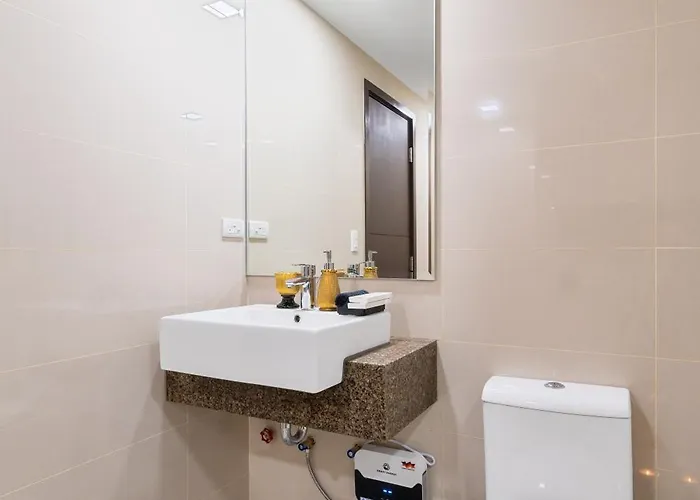 Luxury 1 2 & 3br Bay Sunset View ,near Okada, Moa & Airport , Free Parking Apartment Manila