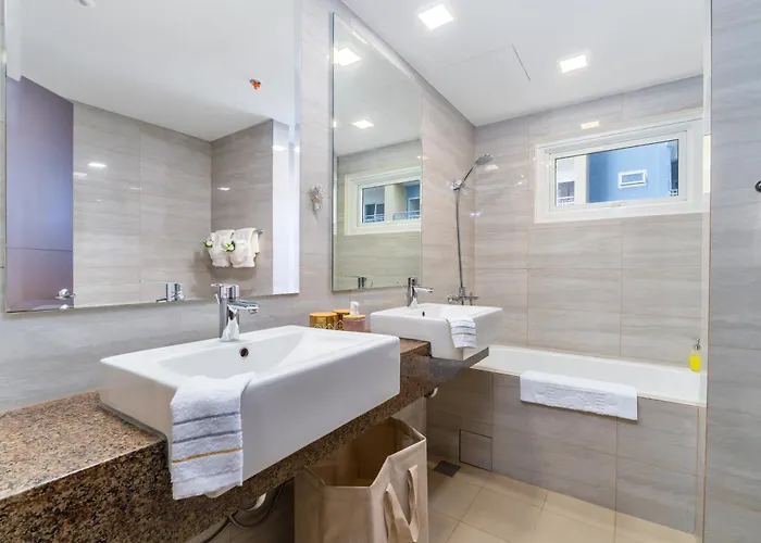 Luxury 1 2 & 3br Bay Sunset View ,near Okada, Moa & Airport , Free Parking * Manila