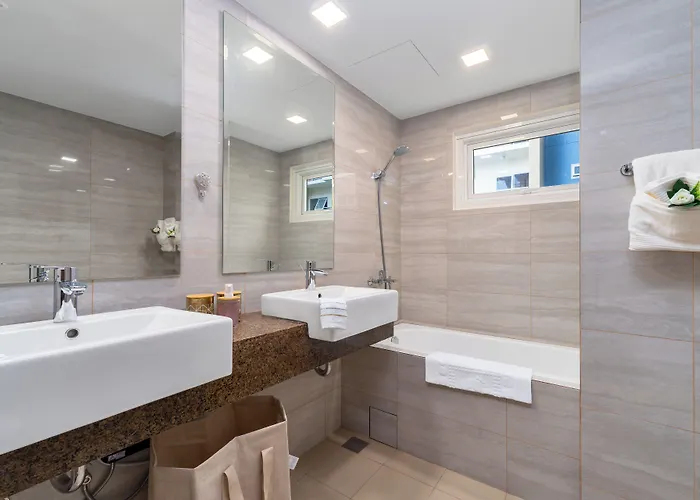 Luxury 1 2 & 3br Bay Sunset View ,near Okada, Moa & Airport Apartamento