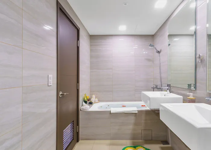 Luxury 1 2 & 3br Bay Sunset View ,near Okada, Moa & Airport Manila