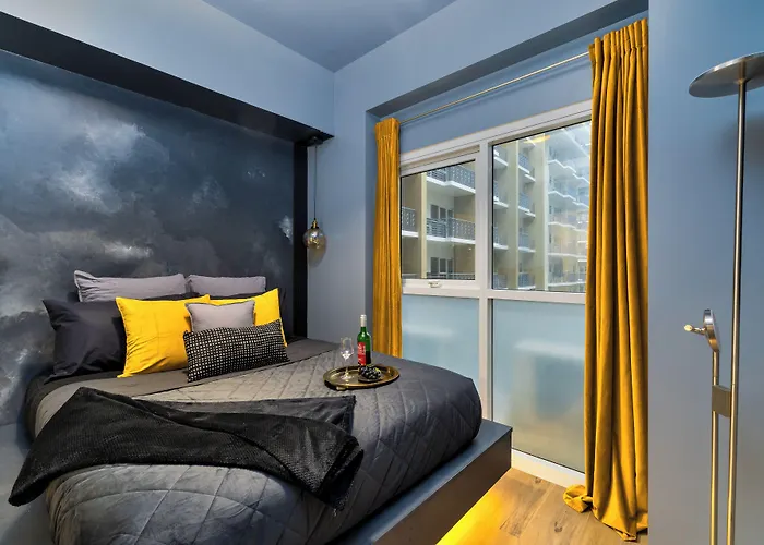 Luxury 1 2 & 3br Bay Sunset View ,near Okada, Moa & Airport Manila
